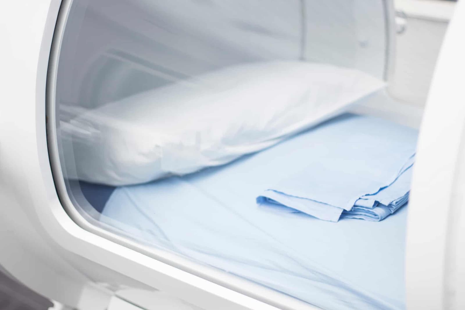 A 100% oxygen-pressurized hyperbaric chamber.